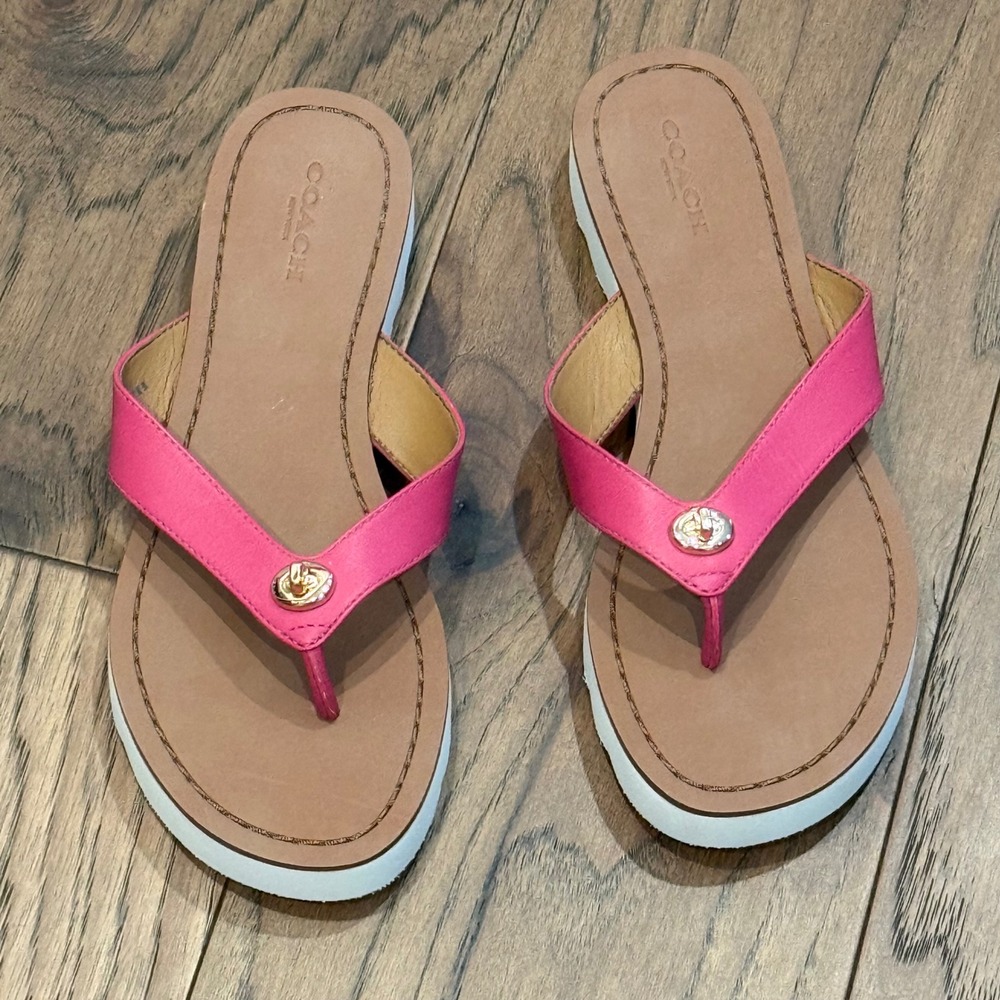 Coach Shelly thong sandals vibrant pink leather gold-tone turnlock logo 6.5B